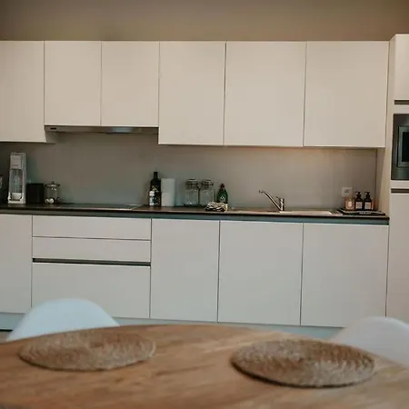 Apartman Modern Near - Easy Access, Ideal Living